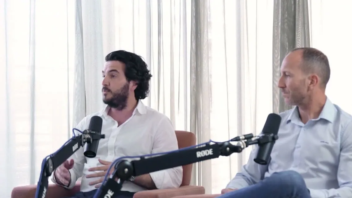 Dos invitados grabando un episodio del podcast de Andimac en Atarazanas