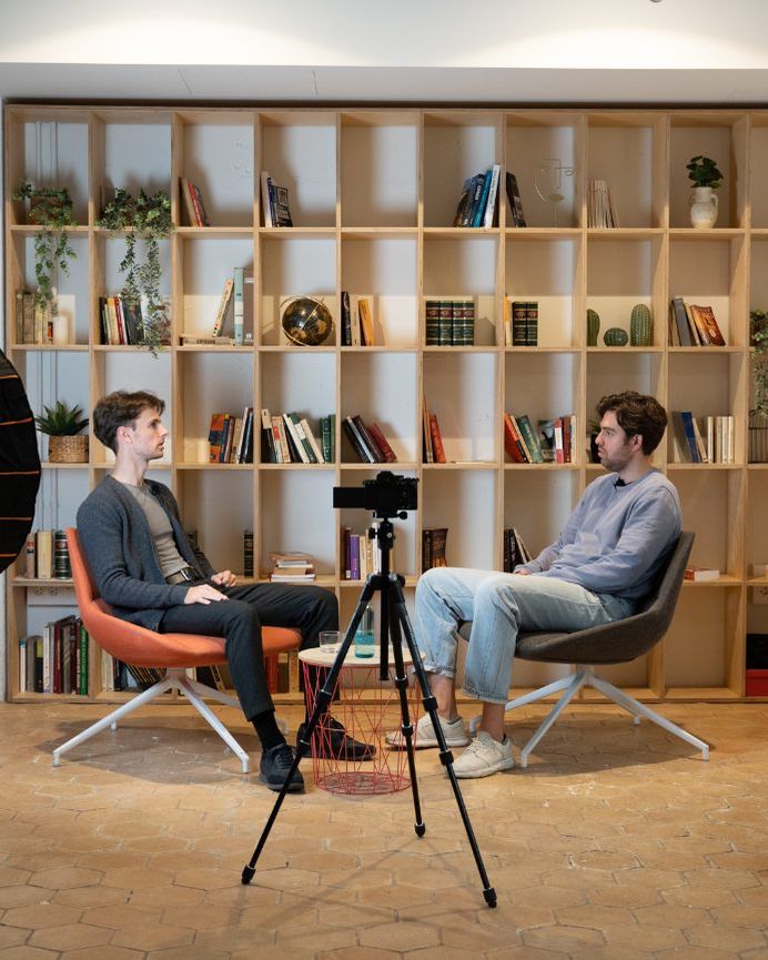 Entrevista a dos en Crisol con iluminación de estudio