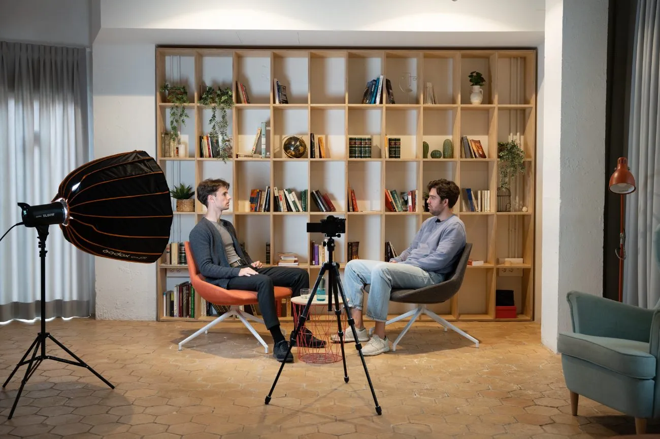 Entrevista a dos en Crisol con iluminación de estudio