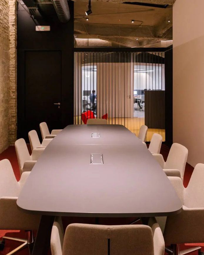 Room with a long table in the Almirall Cadarso building